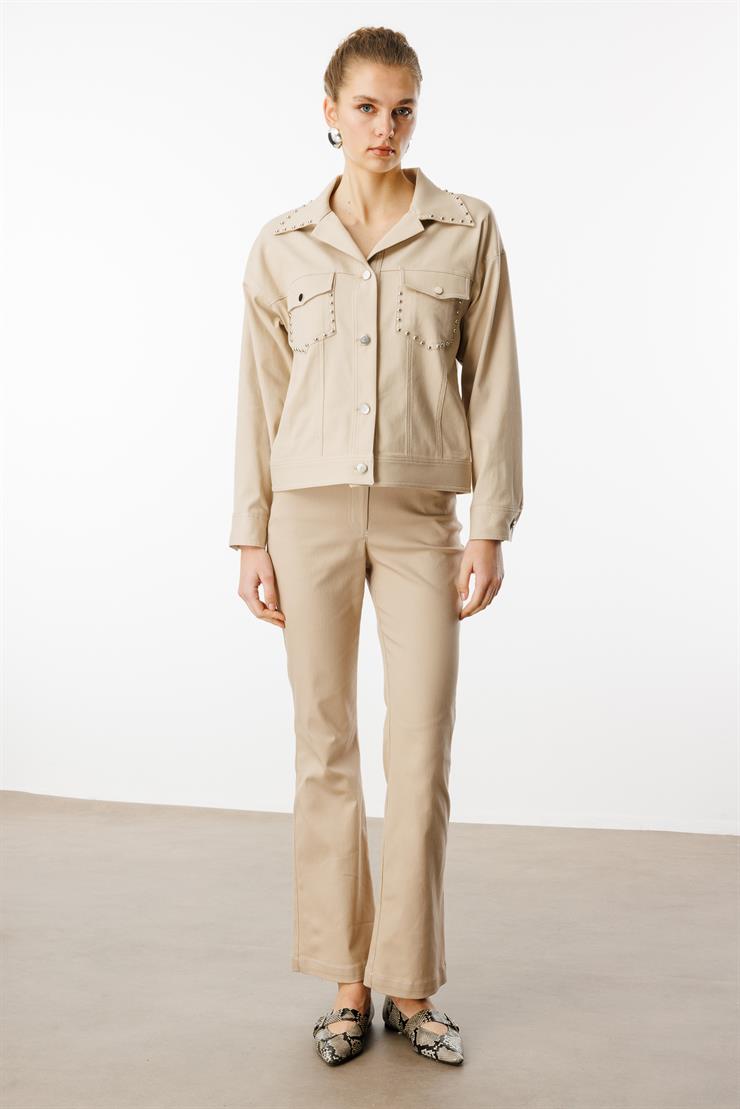 Modailgi  Yakası ve Cep Torbaları Zımba Detaylı Kısa Spor Ceket - 40102 Taş