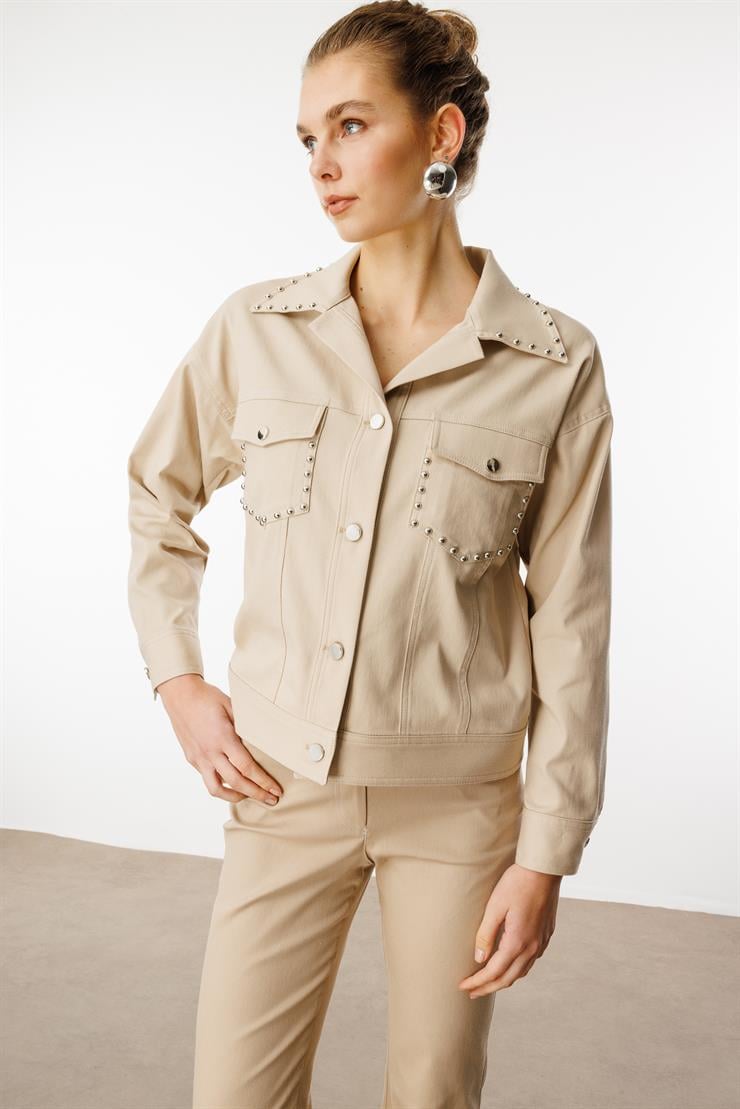 Modailgi  Yakası ve Cep Torbaları Zımba Detaylı Kısa Spor Ceket - 40102 Taş