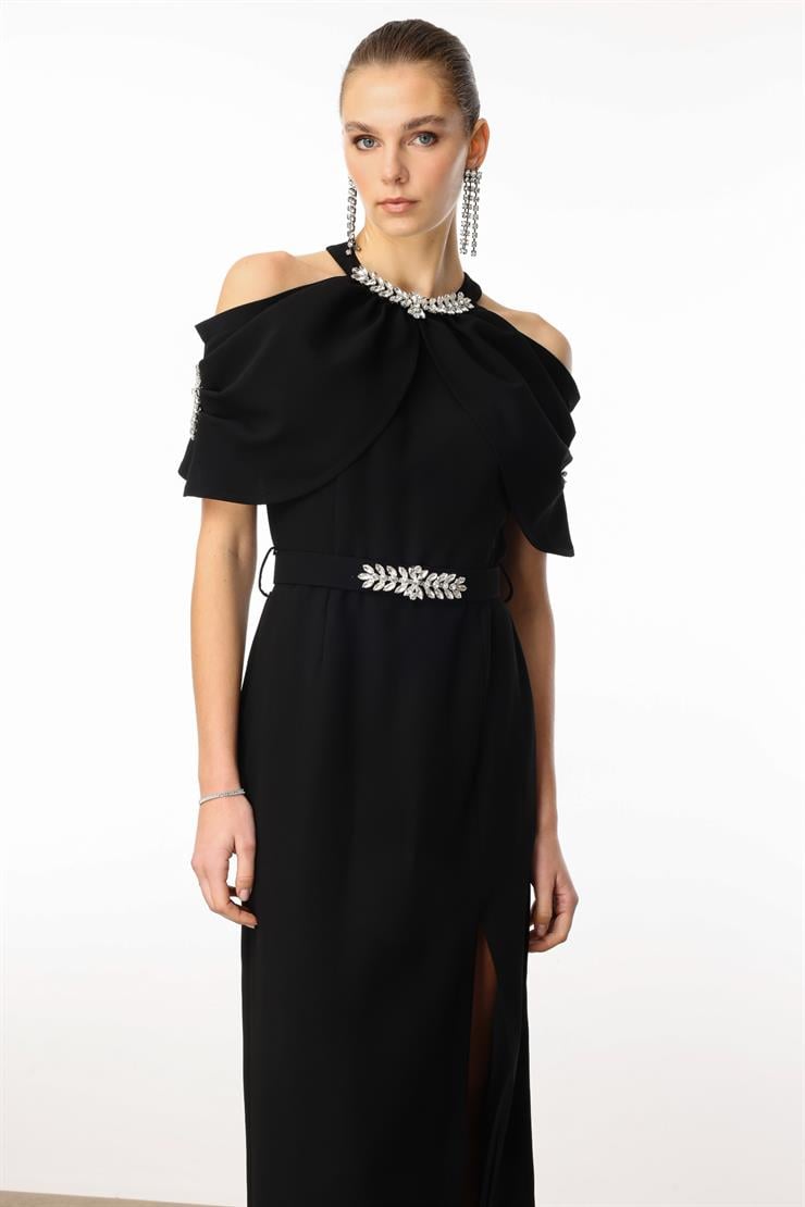 Modailgi  Yakası ve Kemeri Aksesuar Detaylı Elbise Siyah