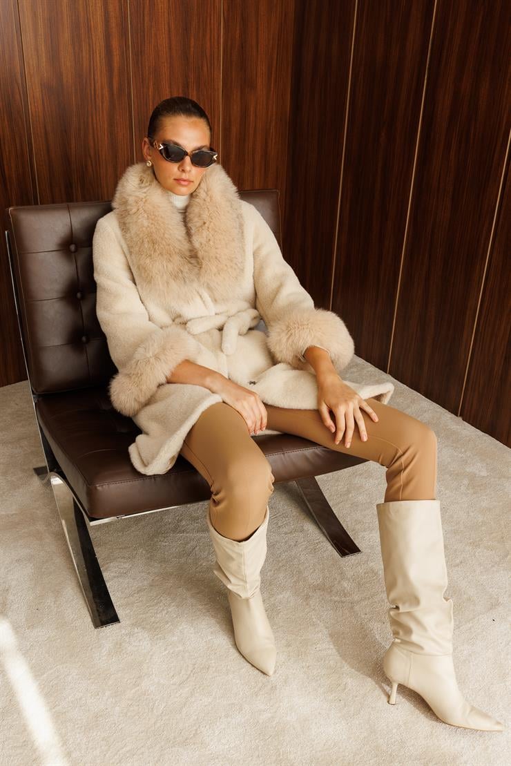 Modailgi  Yakası ve Kol Manşeti Orijinal Kürklü Beli Kuşaklı Alcantara Kaban Bej