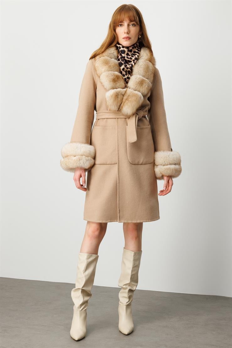 Modailgi  Yakası ve Kol Manşeti Kürklü Belden Kuşaklı Alpaca Kaban Camel