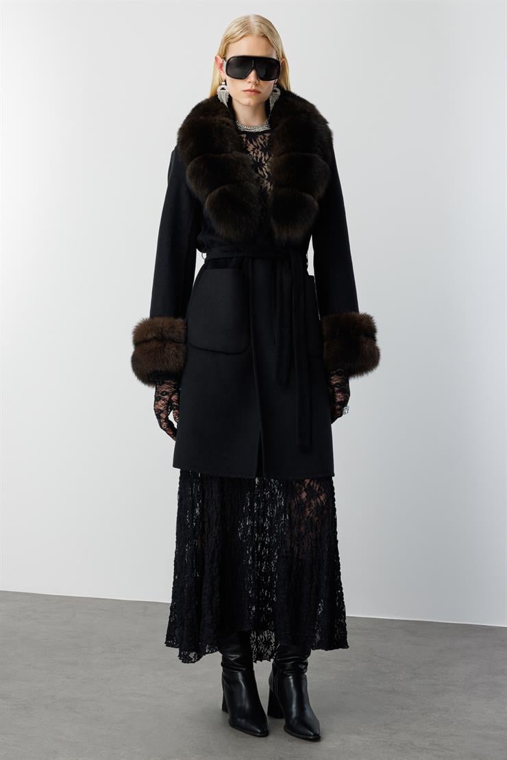 Modailgi  Yakası ve Kol Manşeti Kürklü Belden Kuşaklı Alpaca Kaban Siyah