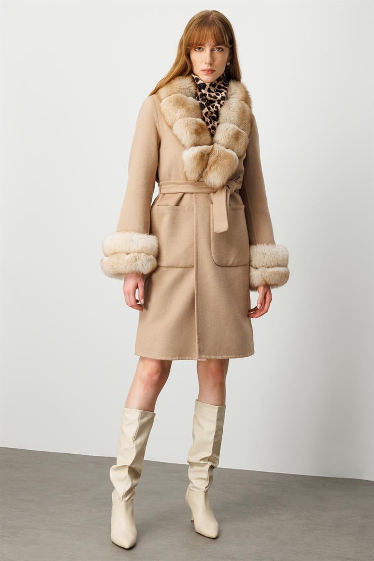Modailgi  Yakası ve Kol Manşeti Kürklü Belden Kuşaklı Alpaca Kaban Camel