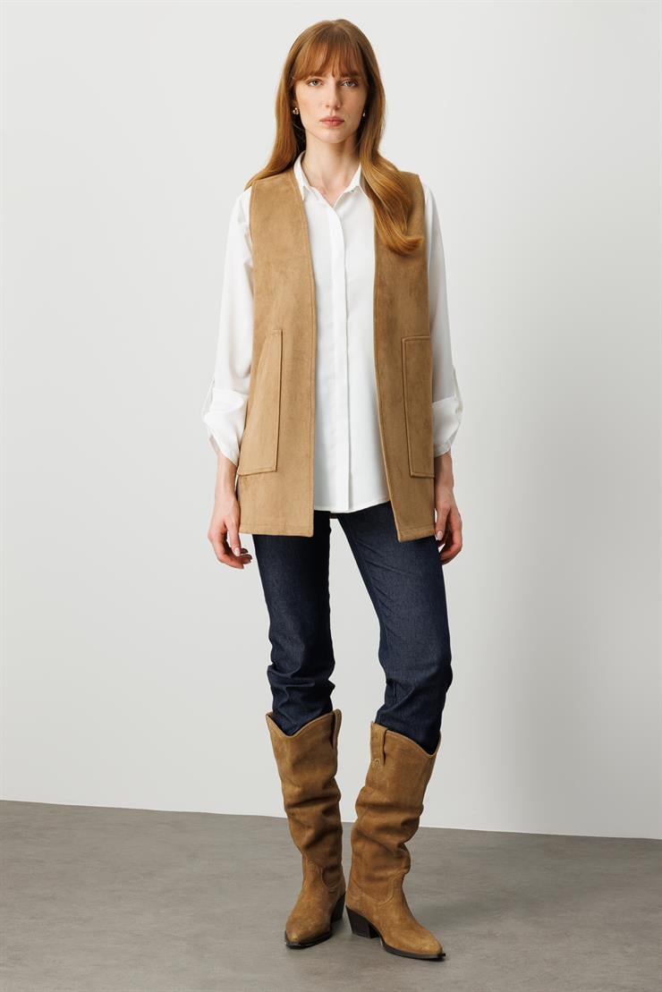 Modailgi  Yakasız Torba Cepli Yanları Lazer Kesim Şerit Detaylı Süet Yelek Vizon