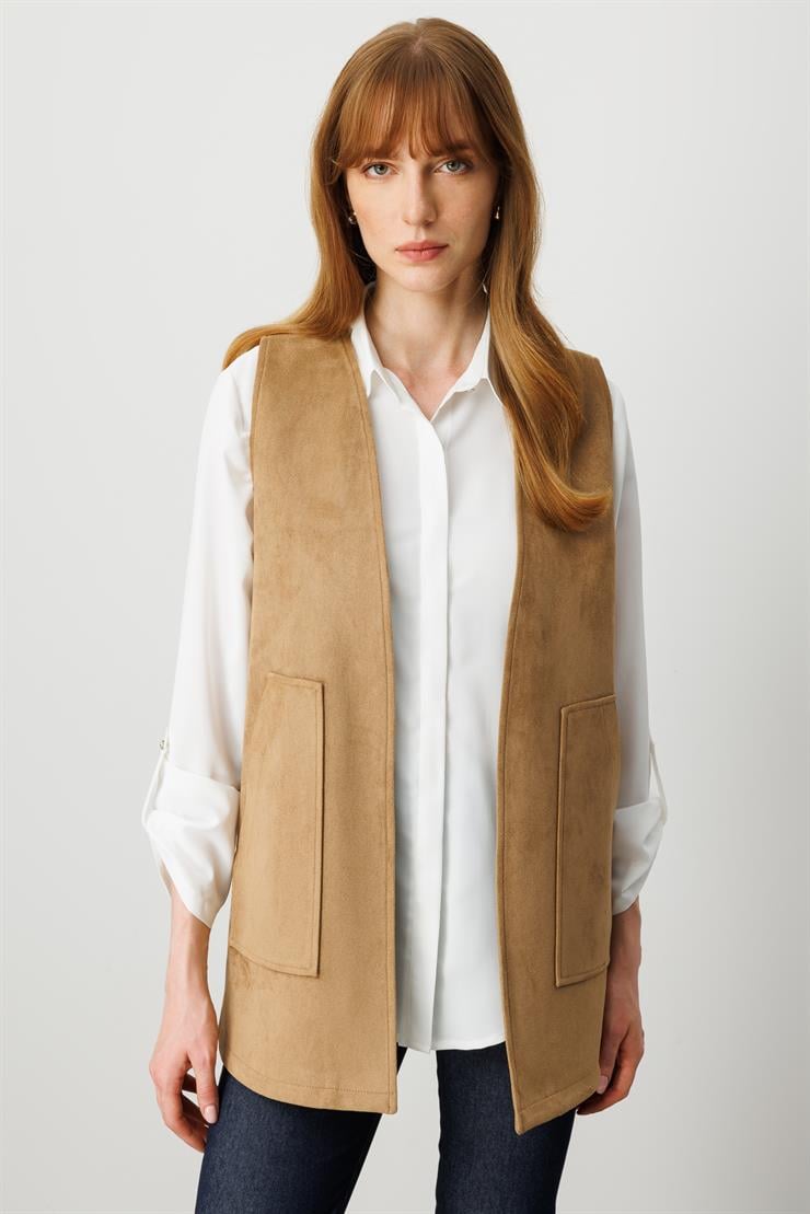 Modailgi  Yakasız Torba Cepli Yanları Lazer Kesim Şerit Detaylı Süet Yelek Vizon