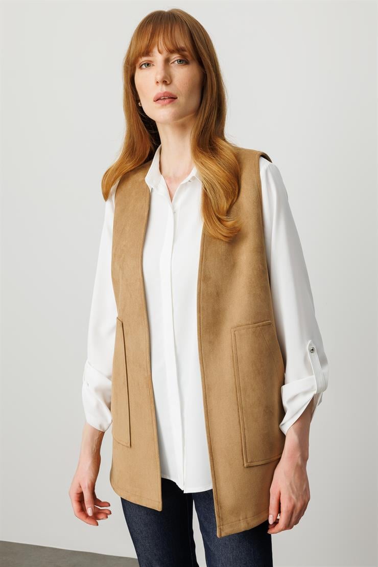 Modailgi  Yakasız Torba Cepli Yanları Lazer Kesim Şerit Detaylı Süet Yelek Vizon