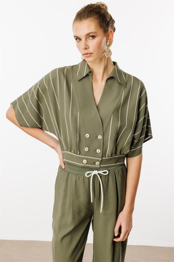 Modailgi  Yarasa Kol Önü Bantlı Bedeni Büzgülü Kısa Gömlek Bluz Haki