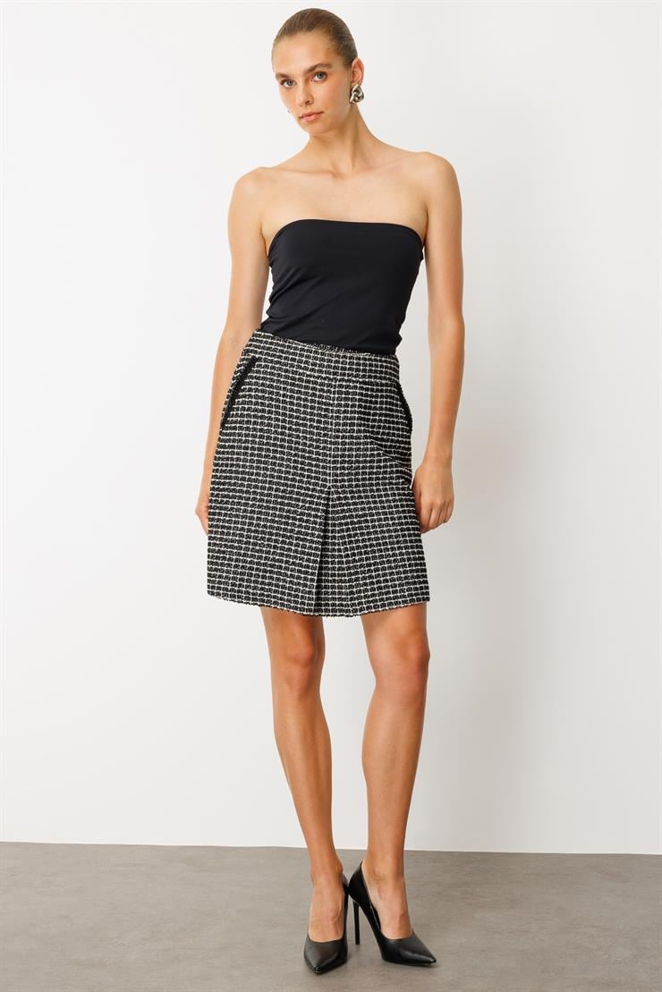 Modailgi  Yüksek Bel Cep Ağızları İnci Şerit Detaylı Önden Pilikaşe Kısa Tuvit Etek - 70019 SİYAH-BEYAZ