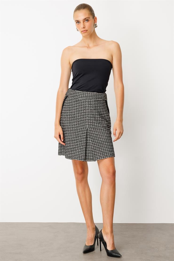 Modailgi  Yüksek Bel Cep Ağızları İnci Şerit Detaylı Önden Pilikaşe Kısa Tuvit Etek - 70019 SİYAH-BEYAZ