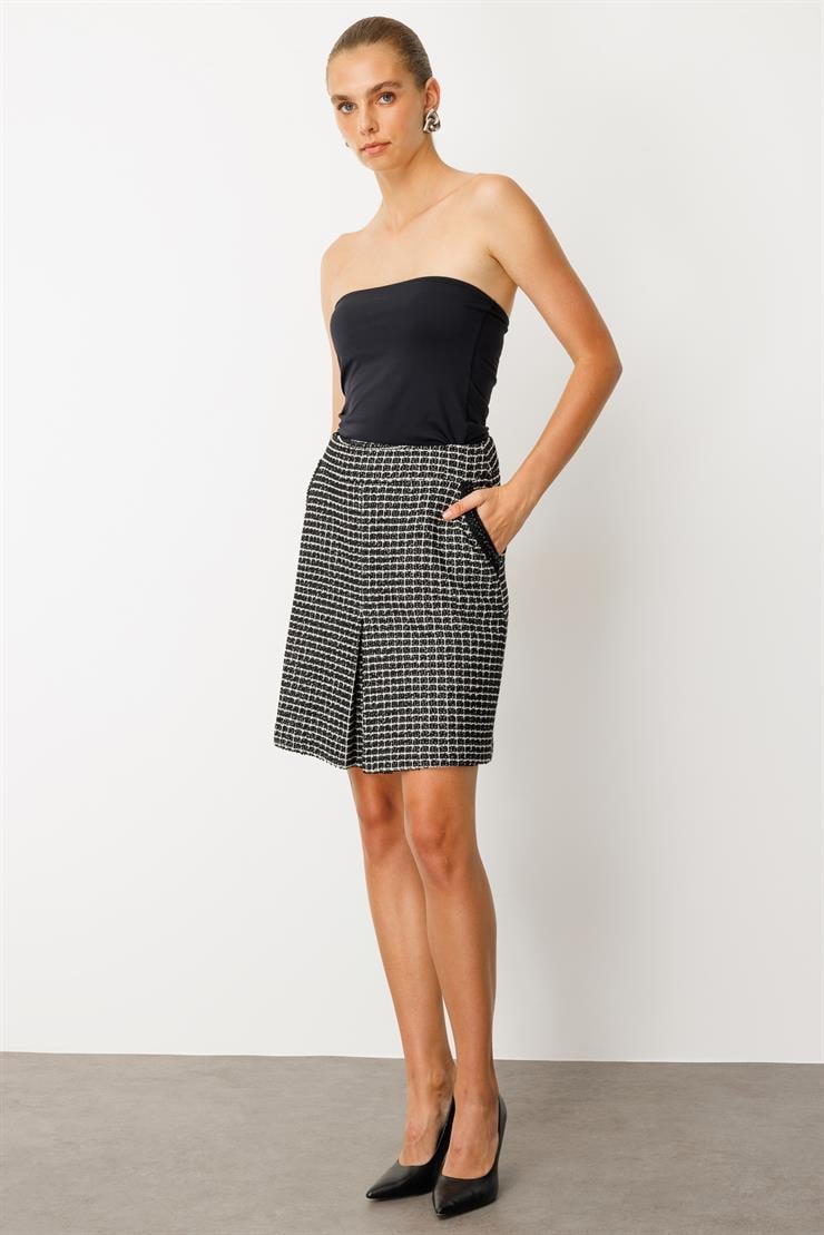 Modailgi  Yüksek Bel Cep Ağızları İnci Şerit Detaylı Önden Pilikaşe Kısa Tuvit Etek - 70019 SİYAH-BEYAZ