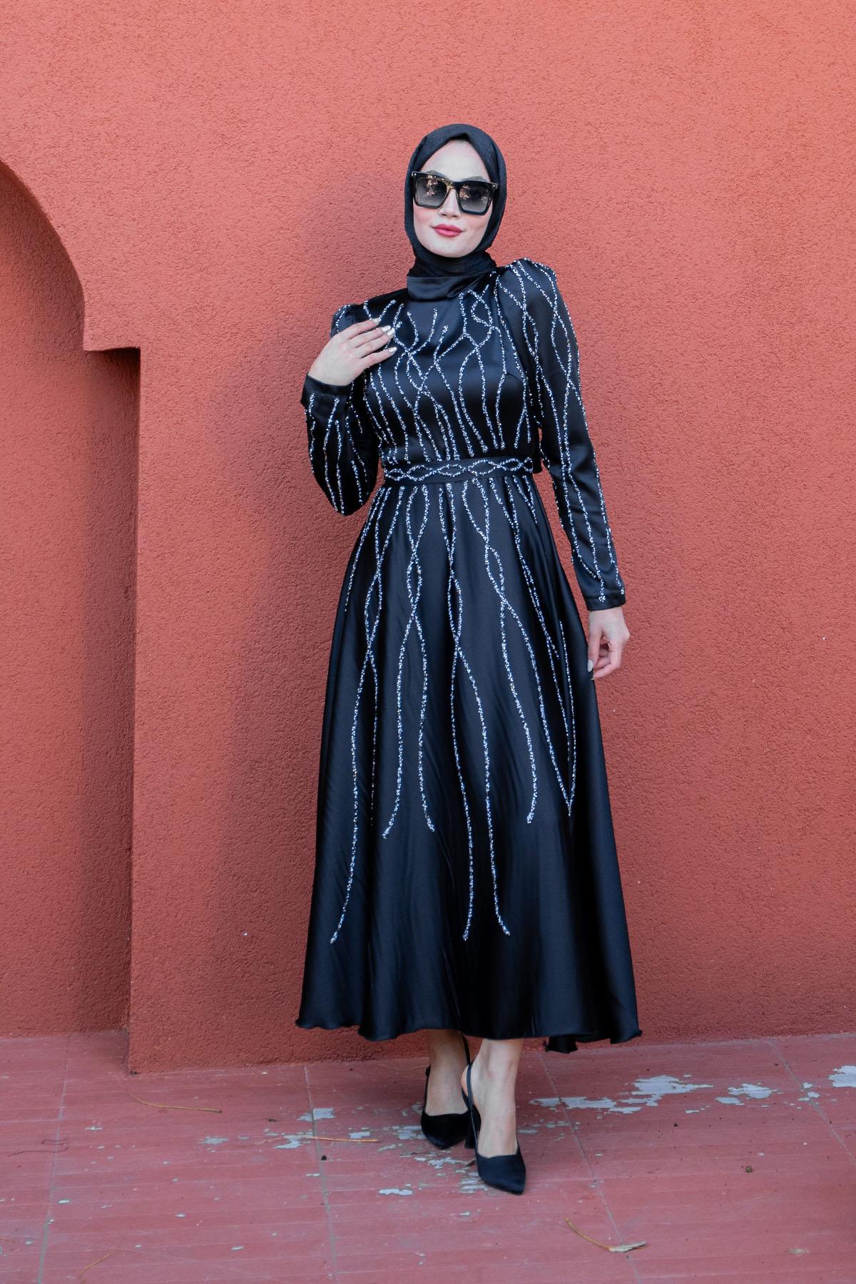 Lisa Taş Detaylı Saten Abiye-Siyah