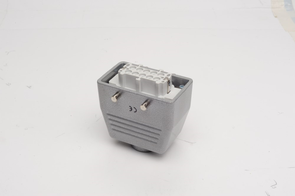 EmasEmas EBM10PU30 Metal 10 Kontak Uzatma Tipi Priz 16A Üstten Girişli