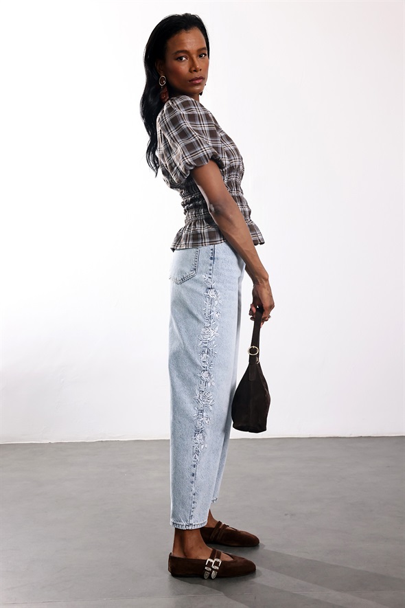 Açık Mavi Yanları Çiçek Nakışlı Barrrel Jean 1019