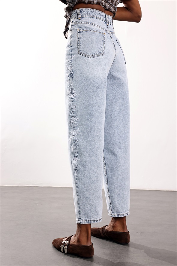 Açık Mavi Yanları Çiçek Nakışlı Barrrel Jean 1019