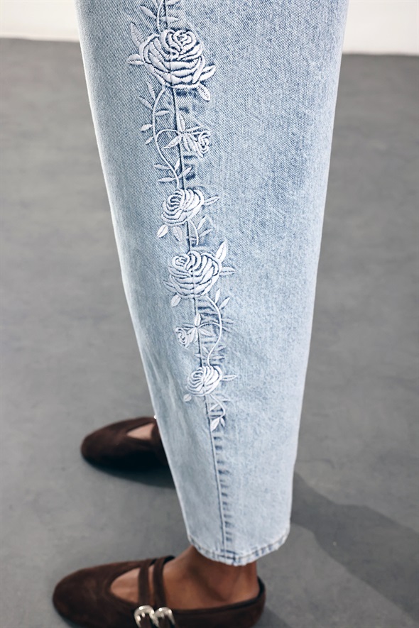 Açık Mavi Yanları Çiçek Nakışlı Barrrel Jean 1019