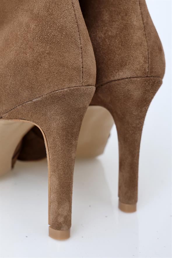 Bal Süet Sivri Burun Topuklu Bot 24332