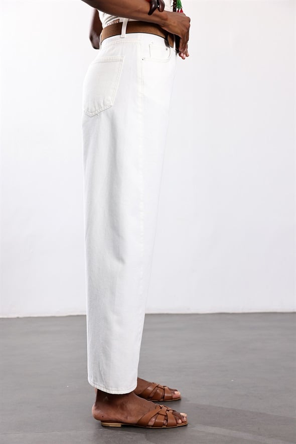 Beyaz Dikiş Detaylı Barrel Jean 4257