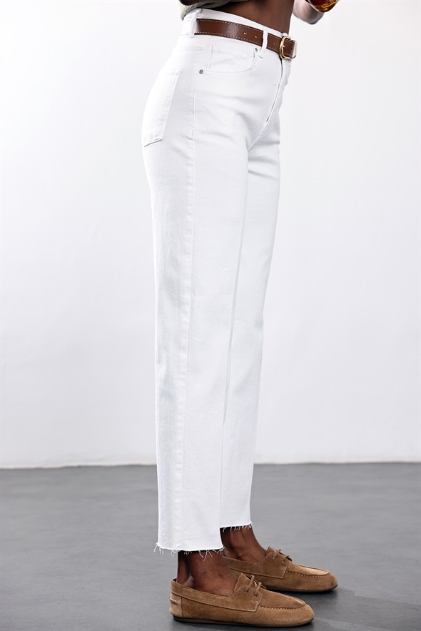Beyaz Kemerli Boyfit Jean 102