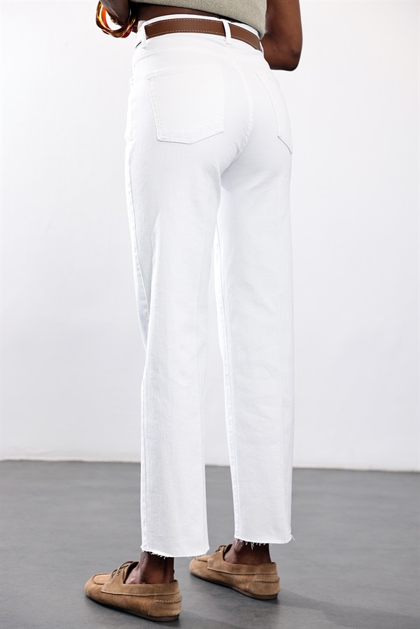 Beyaz Kemerli Boyfit Jean 102