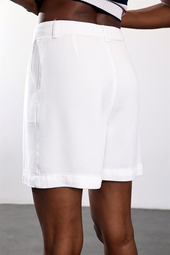 Beyaz Pile Detaylı Şort 010875