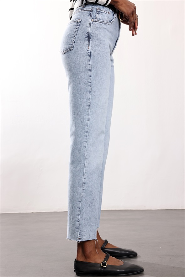 Buz Mavi Kemerli Boyfit Jean 102