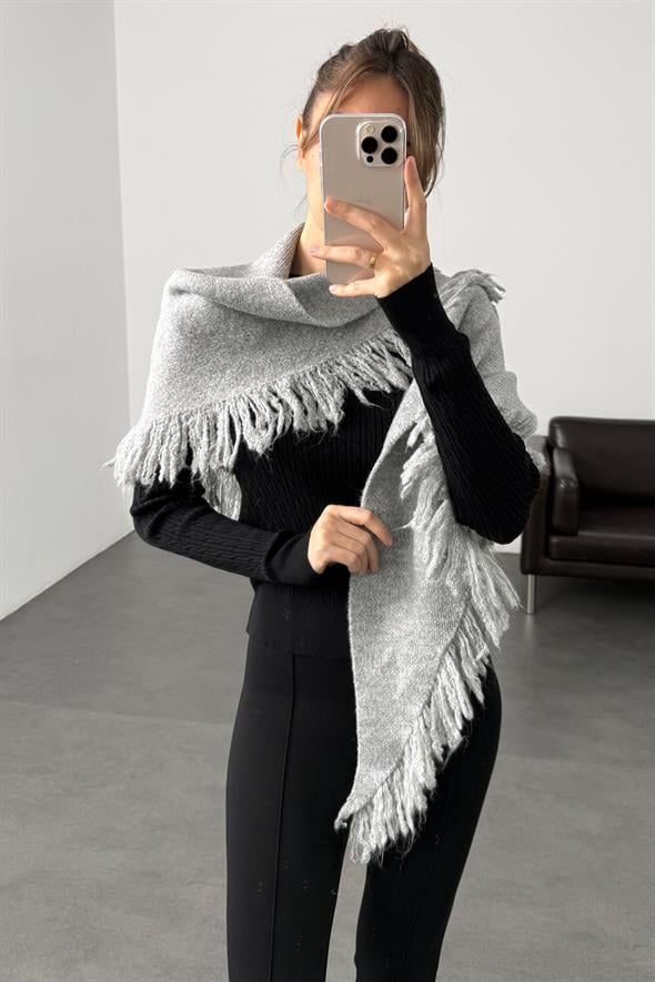 Gri Püsküllü Üçgen Atkı 16004