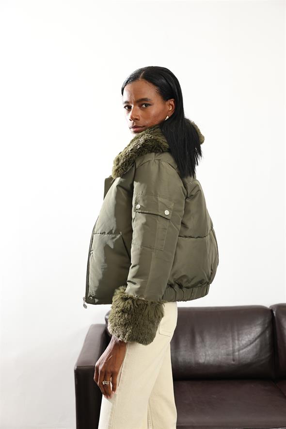 Haki Yakası Kürklü Su Geçirmez Mont D99626