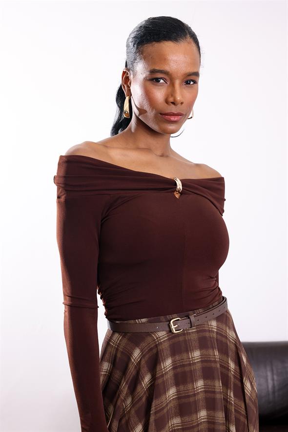 Kahverengi Aksesuar Detaylı Kayık Yaka Bluz 0741