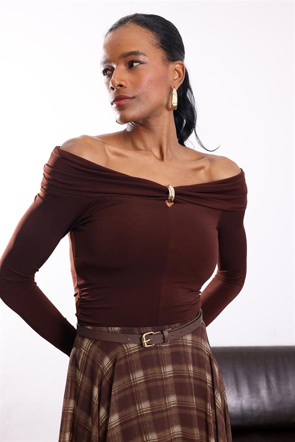 Kahverengi Aksesuar Detaylı Kayık Yaka Bluz 0741