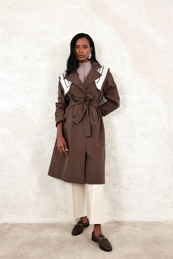 Kahverengi Fularlı Trençkot 