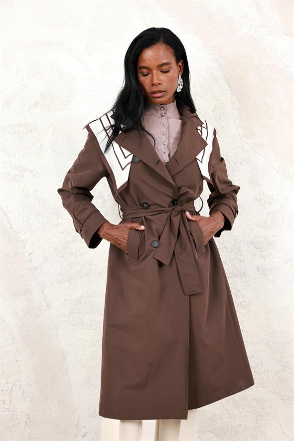 Kahverengi Fularlı Trençkot 