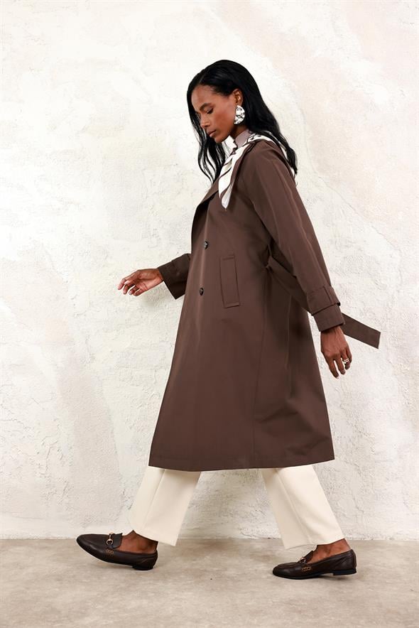 Kahverengi Fularlı Trençkot 