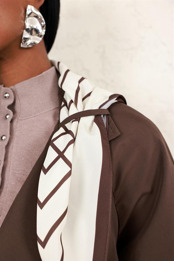 Kahverengi Fularlı Trençkot 