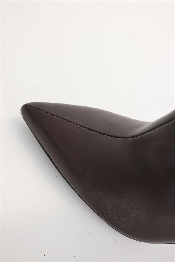 Kahverengi Sivri Burun Topuklu Çizme 24403