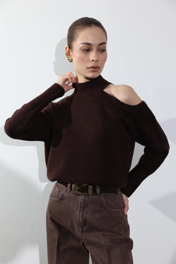 Kahverengi Yarım Balıkçı Omuz Detaylı Kazak 7779