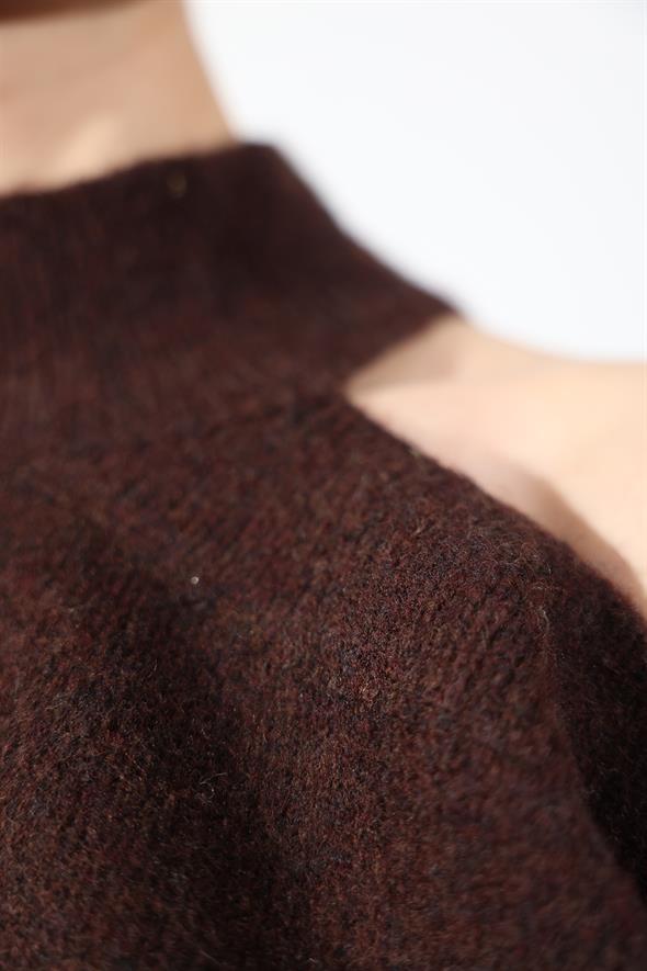 Kahverengi Yarım Balıkçı Omuz Detaylı Kazak 7779