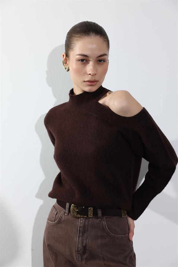 Kahverengi Yarım Balıkçı Omuz Detaylı Kazak 7779