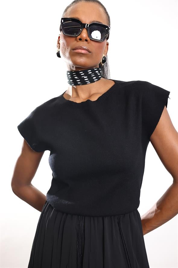 Siyah Bisiklet Yaka Kolsuz Triko 4821