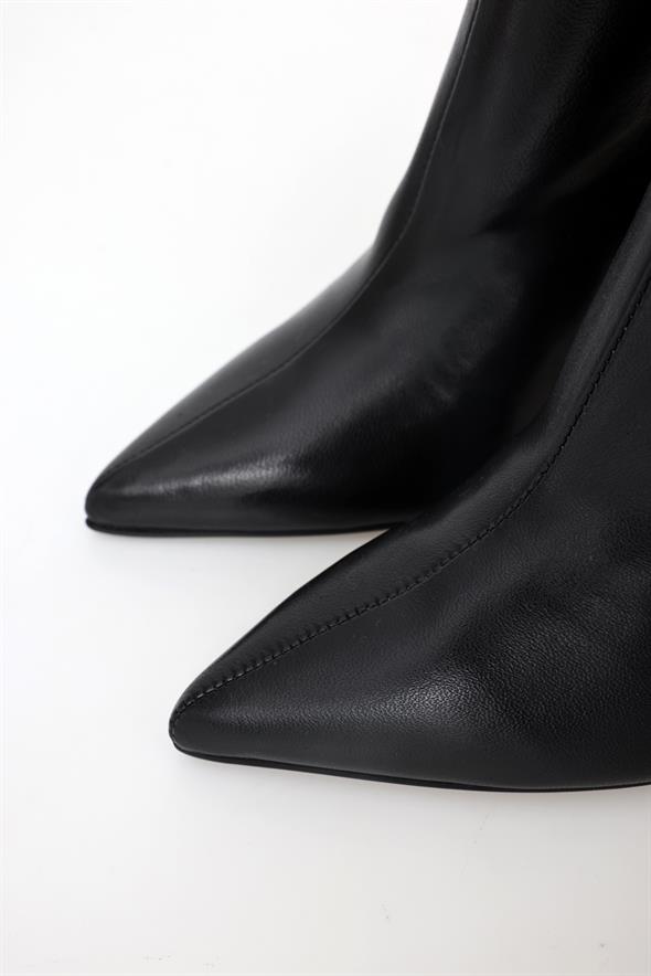 Siyah Deri Sivri Burun Topuklu Bot 24374