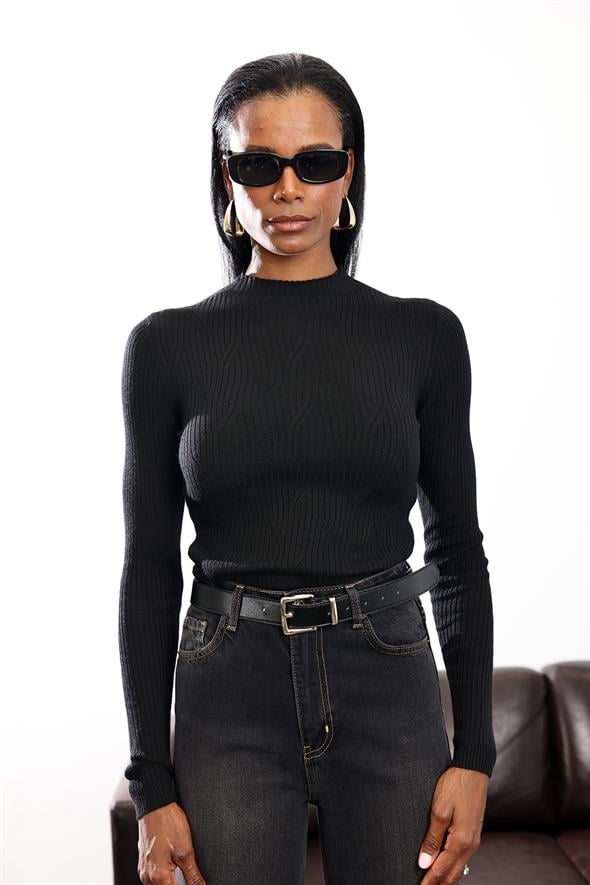 Siyah Dik Yaka Ajurlu Triko 