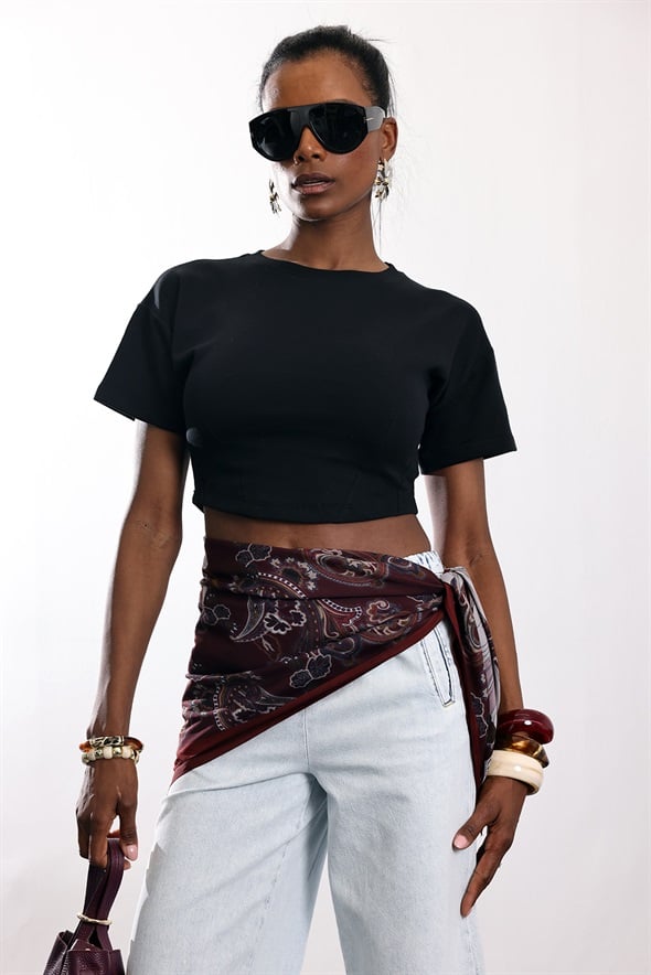 Siyah Dikiş Detaylı Tişört 261040