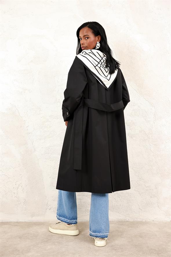 Siyah Fularlı Trençkot 