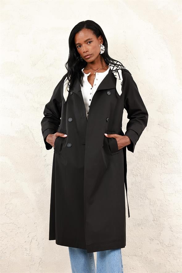 Siyah Fularlı Trençkot 