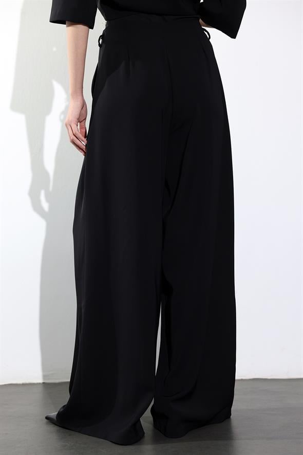 Siyah Kemerli Yüksek Bel Bol Paça Pantolon 031641