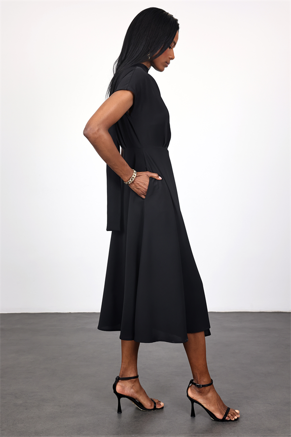 Siyah Kuşaklı Kruvaze Elbise 