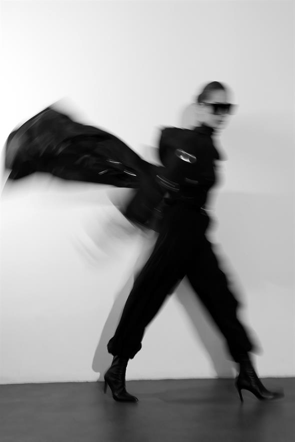 Siyah Metal Halka Detaylı Kapüşonlu Trençkot 87147