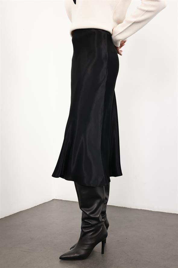 Siyah Saten Volanlı Etek 17000