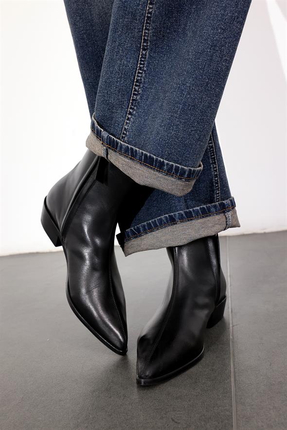 Siyah Sivri Burun Bot 128702