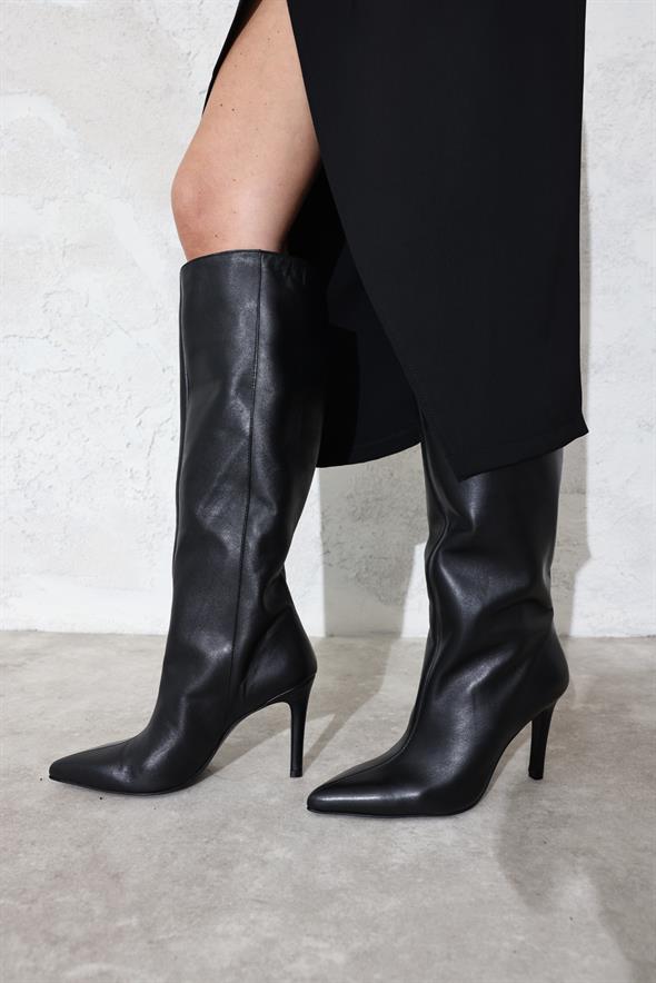 Siyah Sivri Burun Topuklu Çizme 24403