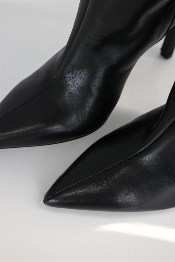 Siyah Sivri Burun Topuklu Çizme 24403